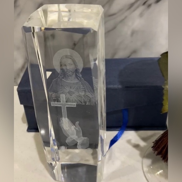 beautiful wine glass with inside candle grapes and pic of Jesus in crystal - Picture 3 of 7